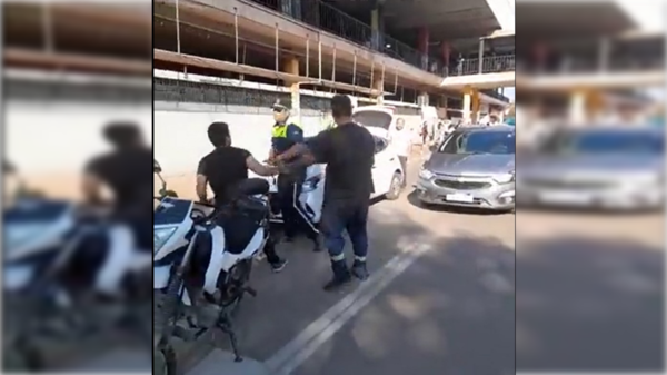 [VIDEO] Arrojaron cepo y se llevaron vehículo en infracción