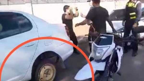 Cambió la rueda de su auto, tiró el cepo y agredió a zorro