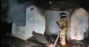 La Nación / Un depósito se incendió en Lambaré y un hombre resultó con lesiones graves