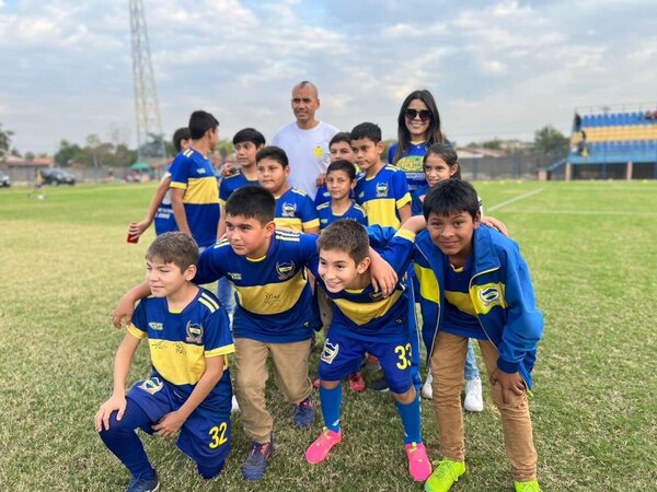 Versus / Figuras del Olimpia causaron furor en Villa Hayes