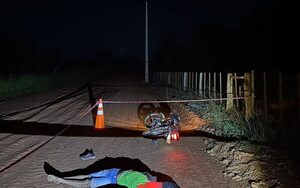 Motociclista muere al caer de biciclo