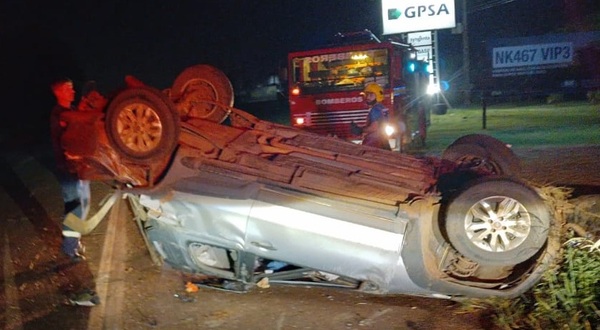Conductor herido en aparatoso vuelco vehicular - La Clave