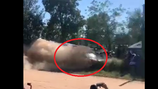 Video: Auto de competencia embiste contra columna y deja un herido en el Rally
