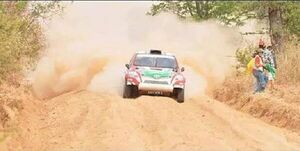 Incautos en curva del Rally ligaron su parte y uno está grave
