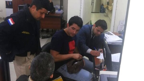 Fiscalía imputa a ex arquero y a su pareja por supuesta estafa