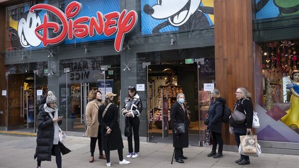 Acusan a Disney de pagar sistemáticamente menos a las mujeres que a los hombres
