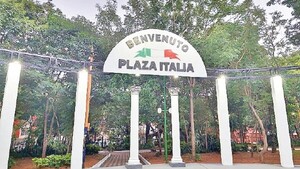 Feria solidaria en la Plaza Italia