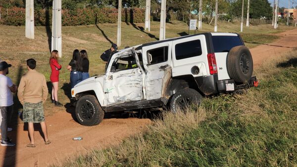 Diario HOY | Lujosa Hummer chocó contra un bus de larga distancia en Concepción