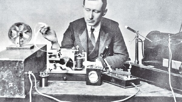 Se patenta la radiotelegrafía