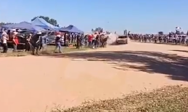 (VIDEO) ¡Inconsciencia que raya locura! Un competidor del Transchaco Rally grabó el comportamiento de los mirones
