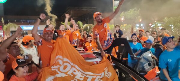 ¡Fiesta total! Los campeones del TCR llegaron a la rampa de premiación de Plaza Madero