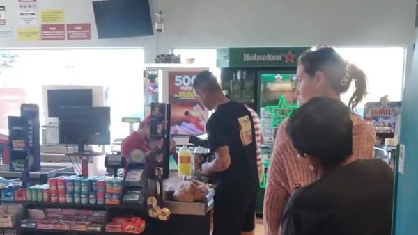 Otro golazo solidario de Derlis: le compró varias cosas de un súper a una limpiavidrios - Noticiero Paraguay