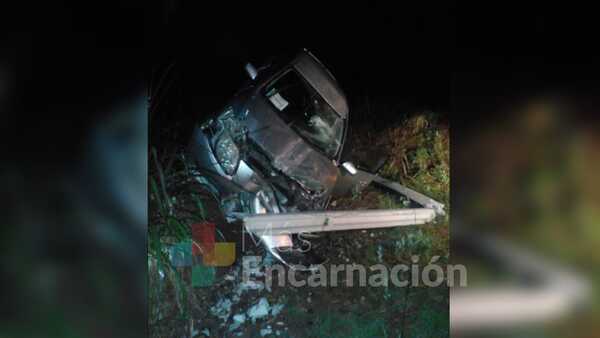 Mujer perdió el control de su vehiculo y terminó derribando una columna en Nva. Alborada