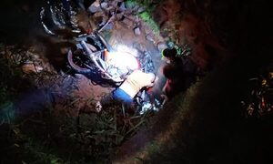 Motociclista cae a arroyo