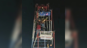 Diario HOY | VIDEO | Al borde de la tragedia: mujer estuvo a punto de caer de rueda gigante