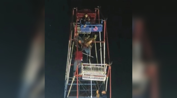 Diario HOY | VIDEO | Al borde de la tragedia: mujer estuvo a punto de caer de rueda gigante