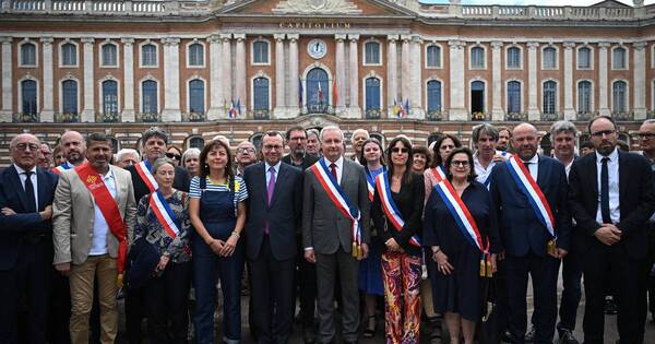 La Nación / Alcaldes franceses se manifiestan contra disturbios “inaceptables”