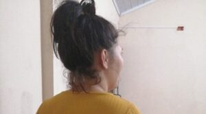 Mujer agredió a su madre e intentó atacar con un estoque a policías - Noticiero Paraguay