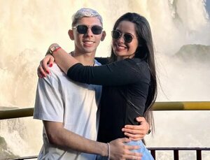 Julio Enciso y Cinthia Rotela, muy enamorados en las Cataratas del Yguazú - Gente - ABC Color