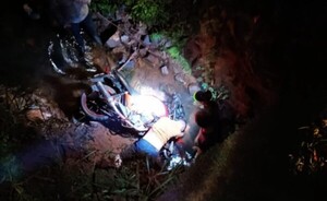 Motociclista cayó a arroyo, anoche