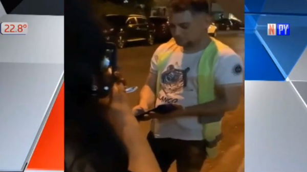 Cuidacoches ya cobran estacionamiento con POS