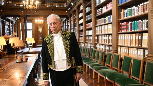 Mario Vargas Llosa, hospitalizado de nuevo por Covid-19