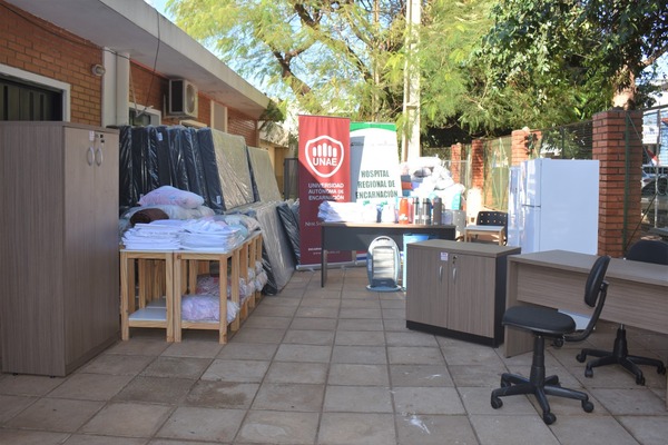 UNAE entrega donativos de la 24º Correcaminata Solidaria al Hospital Regional de Encarnación