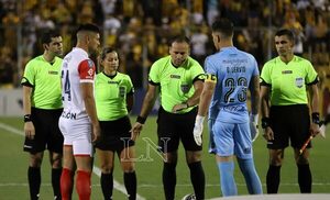 Versus / Casi dos años después, Servio arremete y destroza a Juliadoza