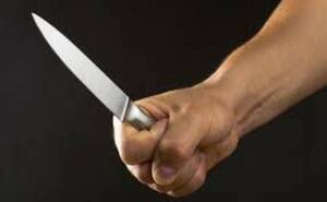 Joven habría agredido a su madre y quiso apuñalar a polis ndaje