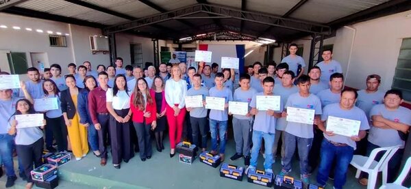 Entregan certificados a mecánicos de motos y técnicos de celulares - Nacionales - ABC Color