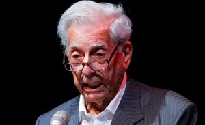 Mario Vargas Llosa, hospitalizado “tras habérsele diagnosticado Covid-19”