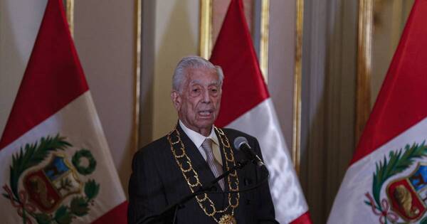 La Nación / Mario Vargas Llosa es internado de nuevo por covid