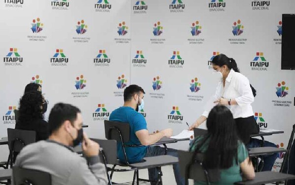 Sobrina de Mazzoleni es favorecida en terna de Itaipú, sin experiencia requerida. – Prensa 5