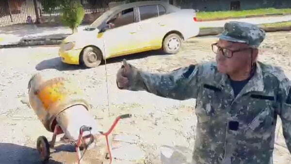 Abuelo arregla él mismo los baches de su cuadra - Noticiero Paraguay