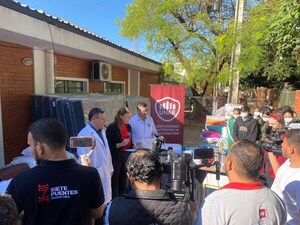 UNAE ENTREGÓ DONATIVOS REUNIDOS EN LA 24º CORRECAMINATA SOLIDARIA AL HOSPITAL REGIONAL DE ENCARNACIÓN