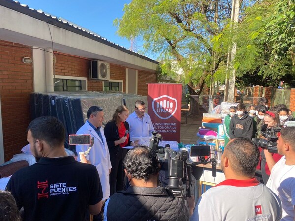UNAE ENTREGÓ DONATIVOS REUNIDOS EN LA 24º CORRECAMINATA SOLIDARIA AL HOSPITAL REGIONAL DE ENCARNACIÓN