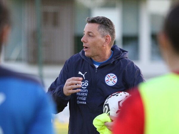 Primer entrenamiento con el DT Carlos Bona - APF