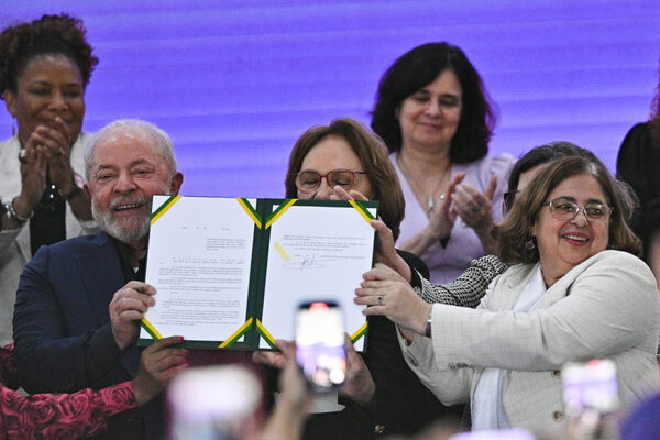 Lula sanciona la ley que establece la paridad salarial entre hombres y mujeres - MarketData