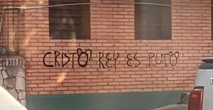 Asociación de padres del Cristo Rey reacciona a pintatas en el colegio durante marcha LGBTI  - Nacionales - ABC Color