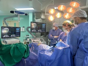 Diario HOY | Ponen en funcionamiento primer neuronavegador del sistema de Salud Pública