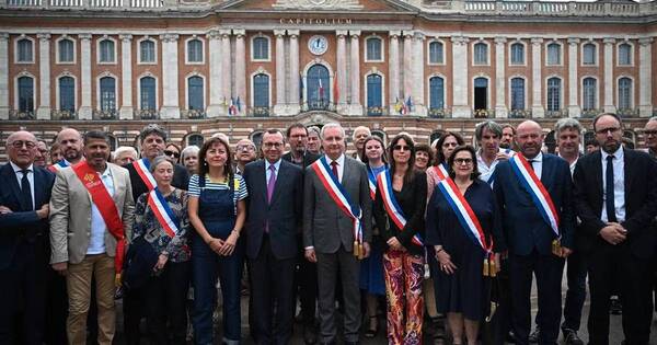 La Nación / Alcaldes de Francia se manifiestan contra disturbios “inaceptables”