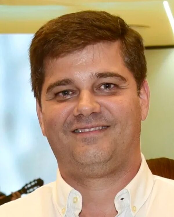 IPS adjudicó con llamativa celeridad a empresa del hermano e hijo de Santi - Política - ABC Color
