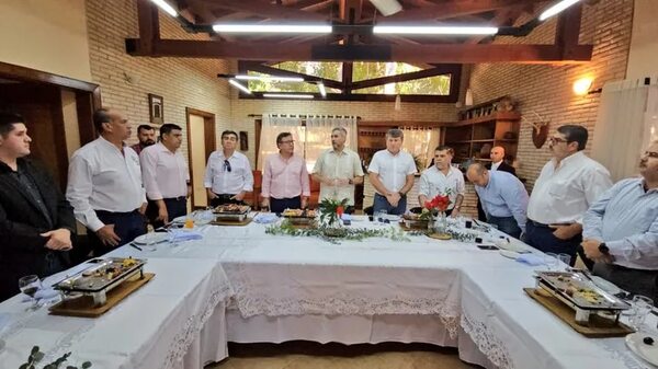 Mario Abdo pide a leales mantener unidad y dice que cinco años “pasan muy rápido” - Política - ABC Color