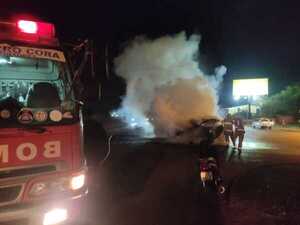 Automóvil se incendió sobre la RUTAPY 05 - Oasis FM 94.3