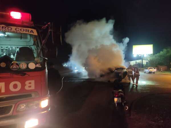 Automóvil se incendió sobre la RUTAPY 05 - Oasis FM 94.3