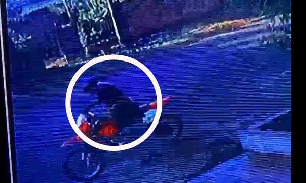 Roban motocicleta de en frente de la casa de la víctima - Oasis FM 94.3