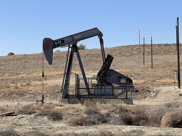 Baja del precio del petróleo a pesar de anuncios de recortes por parte de Arabia Saudita y Rusia - .::Agencia IP::.