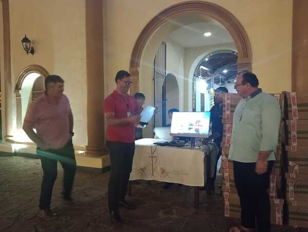ITAIPÚ donó equipos informáticos a la Iglesia de San Juan de Ñeembucú - .::RADIO NACIONAL::.