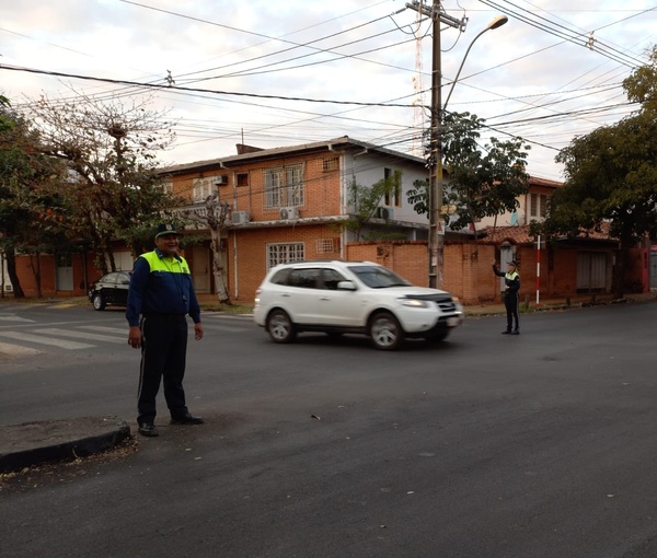 Diario HOY | Inspectores guían a los conductores en tramos de nuevos sentidos