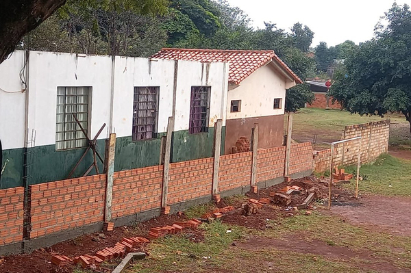 Padres construyen cercado perimetral en una escuela de Minga Guazú - La Clave